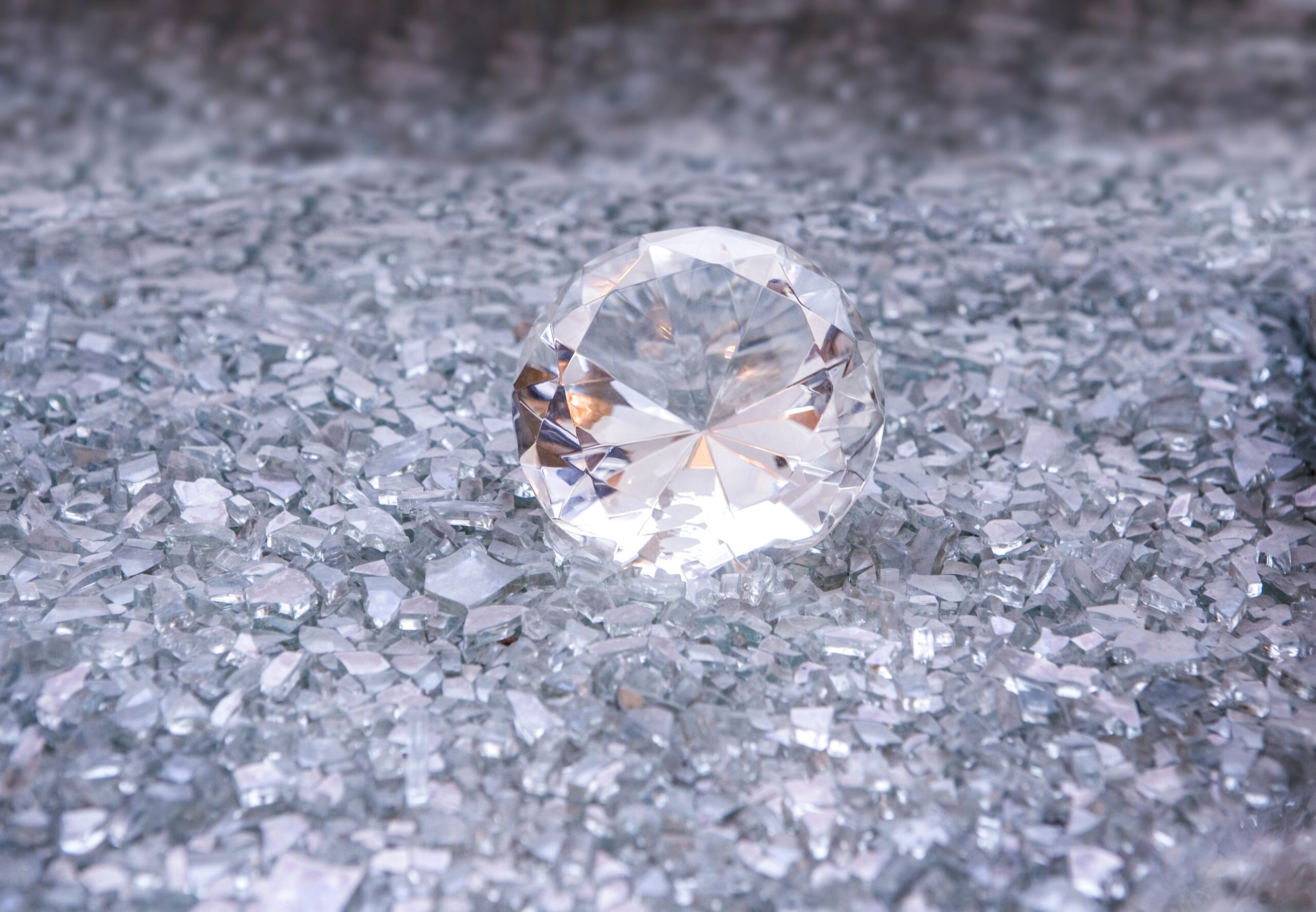 Newcomer Gemstone Showdown: Moissanite vs Diamond