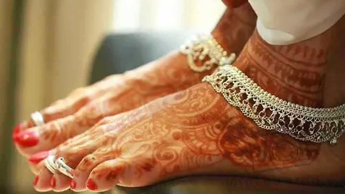 Why Do Women Mostly Wear Silver Toe Rings? | Mehandi Jewellery | HerZindagi