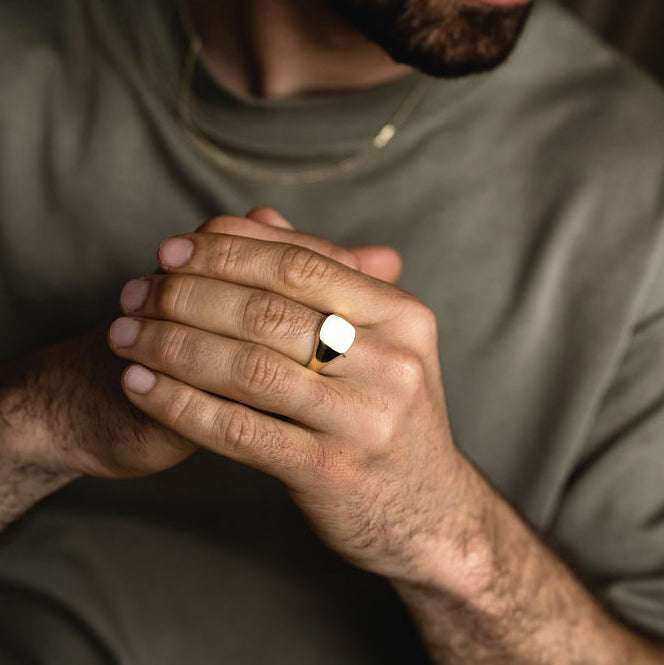 Classic Signet Ring - Gold 14k | Urbankissed- Sustainable Fashion Marketplace