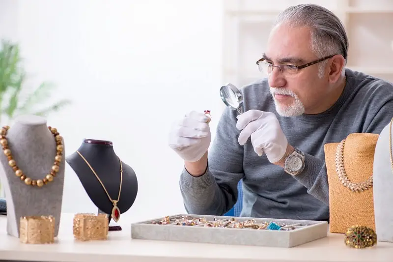 What Do Jewelleers Do (including Their Typical Day At Work) | Jobs