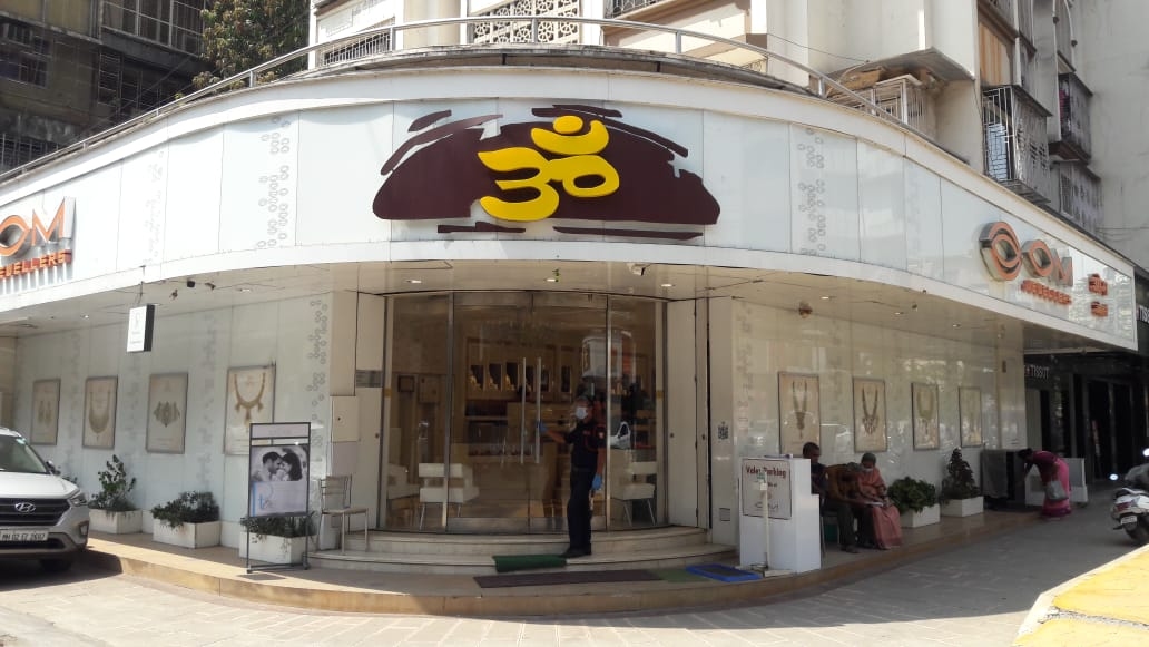 OM Jewellers Ups Its Retail Game - Solitaire International jewellery magazine - India's Best B2B gem and jewellery magazine. | Borivali Jobs