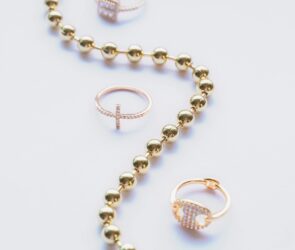Photo by Raúl Torres: https://www.pexels.com/photo/elegant-gold-and-diamond-jewelry-collection-display-33222150/