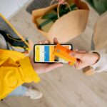 https://www.pexels.com/photo/paying-with-credit-card-for-delivery-6207714/