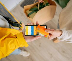 https://www.pexels.com/photo/paying-with-credit-card-for-delivery-6207714/